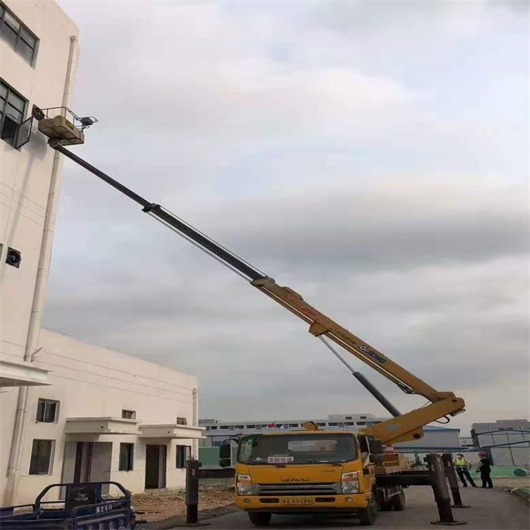 仙桃吊车可以用吊笼吊人作业吗